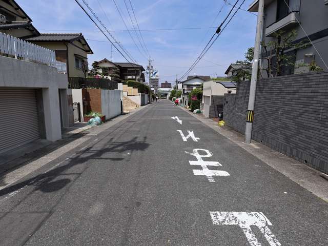 エリア南部の上社4丁目や上社5丁目は第1種低層住居専用地域が中心で、一戸建てが多く並んでいます。