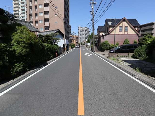 地下鉄「上社」駅から少し南へ歩いたところにある上社3丁目の景色。町内に『観音寺』があり、古風の家屋が少し残されています。