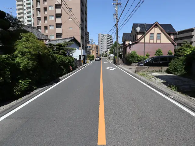 地下鉄「上社」駅から少し南へ歩いたところにある上社3丁目の景色。町内に『観音寺』があり、古風の家屋が少し残されています。