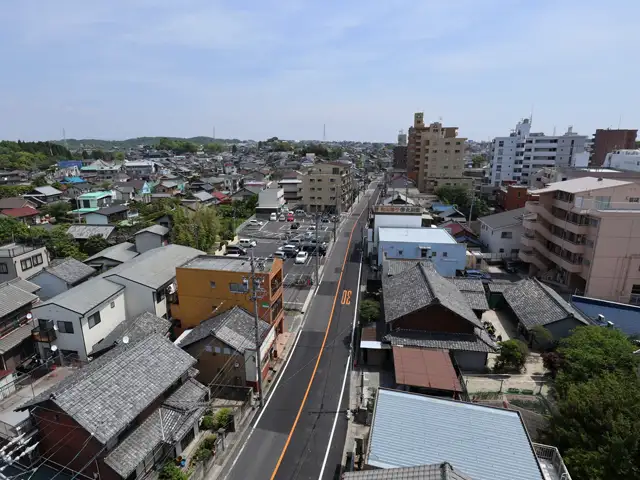 地下鉄の駅からはバス便になりますが、緑が多く残る住環境が魅力です。