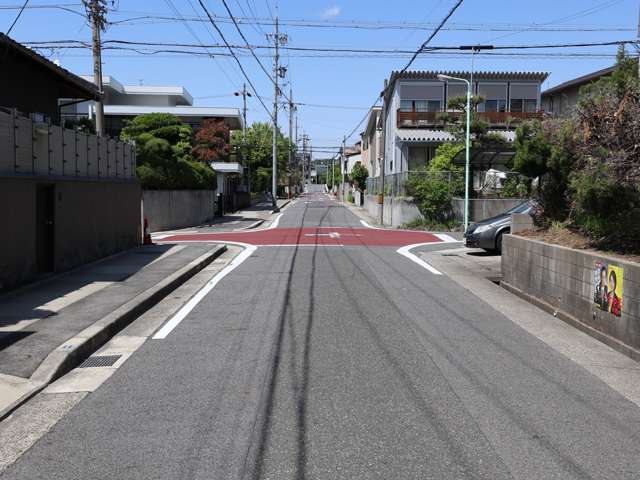 東部の極楽や大針は区画の整った街路沿いに一戸建てが並ぶ閑静な住宅地が広がっています。