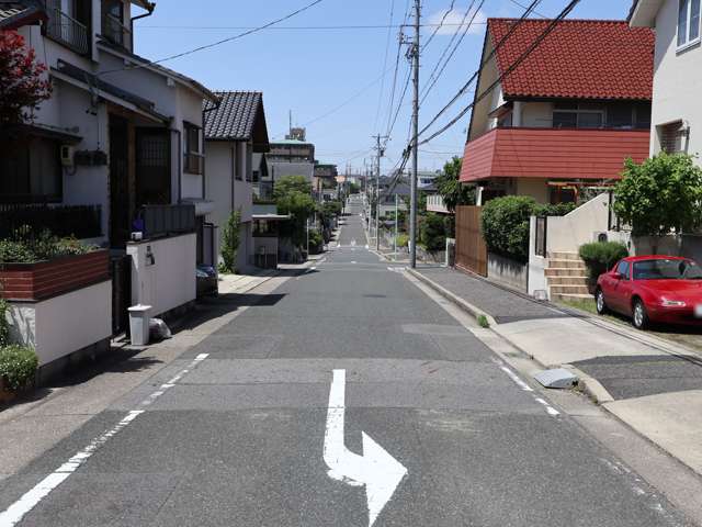 植田川と猪高緑地の間に位置する丘陵地で、坂道が多いです。