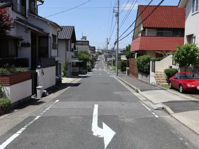 植田川と猪高緑地の間に位置する丘陵地で、坂道が多いです。