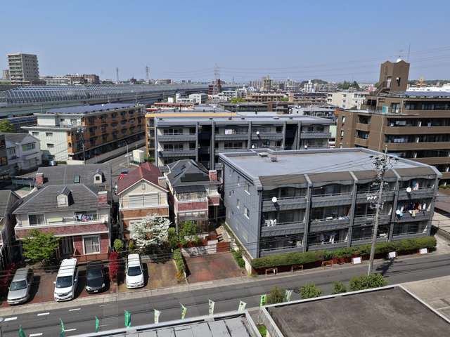 主要道路沿いにスーパーや飲食店などが並び、高速道路の出入口にも近いため、自動車があると便利なエリアです。