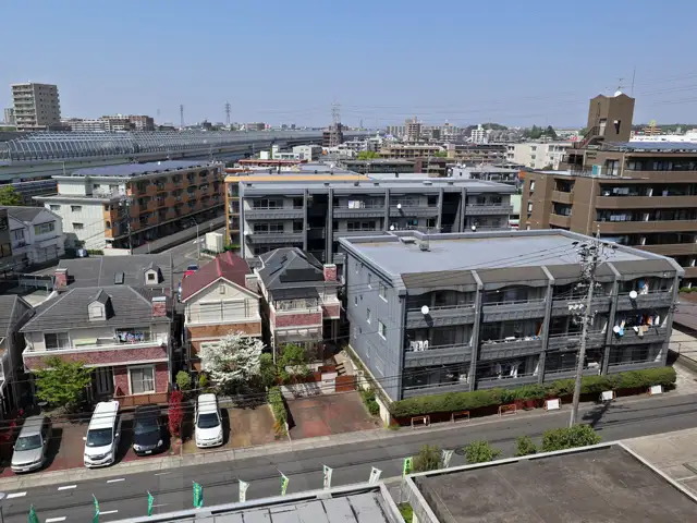 主要道路沿いにスーパーや飲食店などが並び、高速道路の出入口にも近いため、自動車があると便利なエリアです。