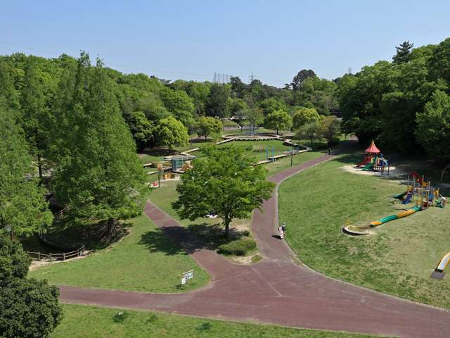 エリアの中央部に広がる『牧野ヶ池緑地』。緑地の大半はゴルフ場になっていますが、北西部は公園として地域住民に利用されています。