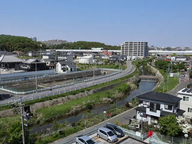 エリアの西部を植田川が流れ、川沿いに広がる住宅地には緑が多く残されています。
