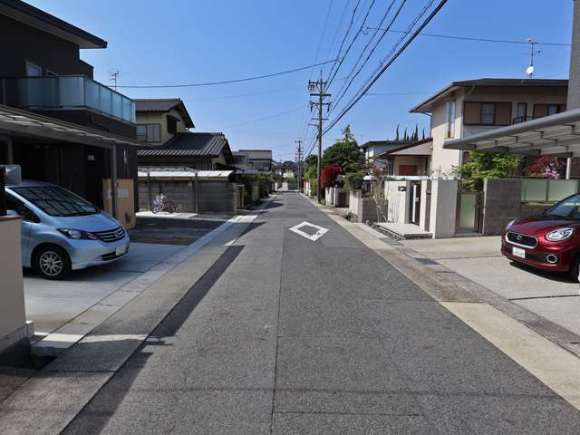 南東部にある梅森坂の住宅地。住宅地周辺の道路は坂道が多いですが、住宅地の中はほぼ平坦です。