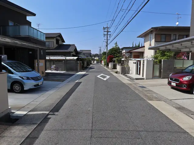 南東部にある梅森坂の住宅地。住宅地周辺の道路は坂道が多いですが、住宅地の中はほぼ平坦です。