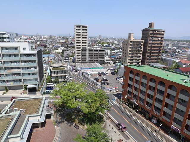 東山丘陵と植田川の間に広がる斜面地に住宅地が広がっています。