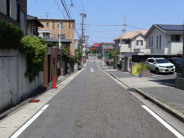 主要道路から離れると第1種低層住居専用地域のところが多く、一戸建てが中心に並んでいます。