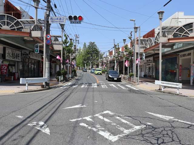 南部の西山本通には主要道路沿いに商店街があります。