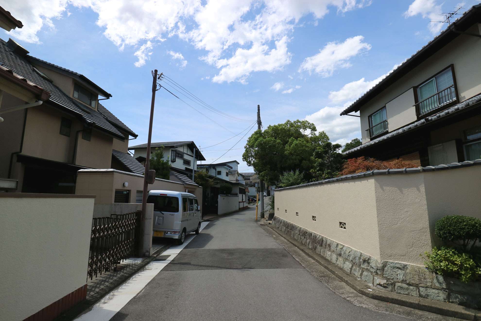 生垣のある家が多く、緑豊かな印象の街並みです。