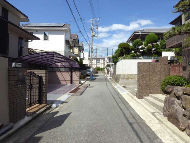低層住居地域と中高層住居地域に指定され、一戸建てやマンションなどが中心に立ち並んでいます。