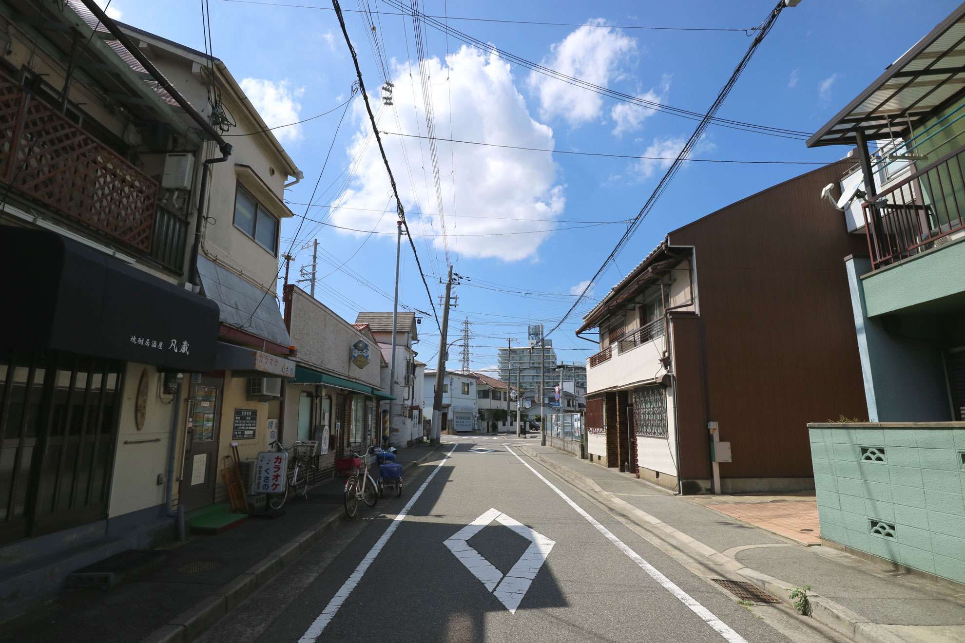 地勢は平坦、道幅は狭いところが多く、入り組んだ印象の街並みです。