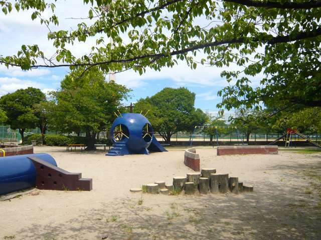 『西宮中央運動公園』。体育館や陸上競技場、野球場などがある大きな公園。子供の遊ぶスペースは小さな広場になっていて大小様々な遊具が置かれています。