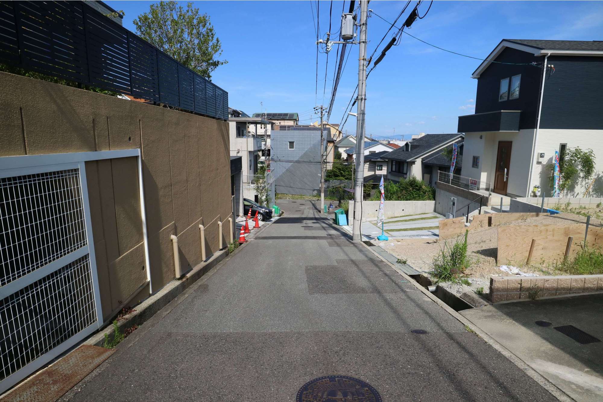 地勢はアップダウンがあり、道幅は狭く、車でのすれ違いが難しいところもあります。