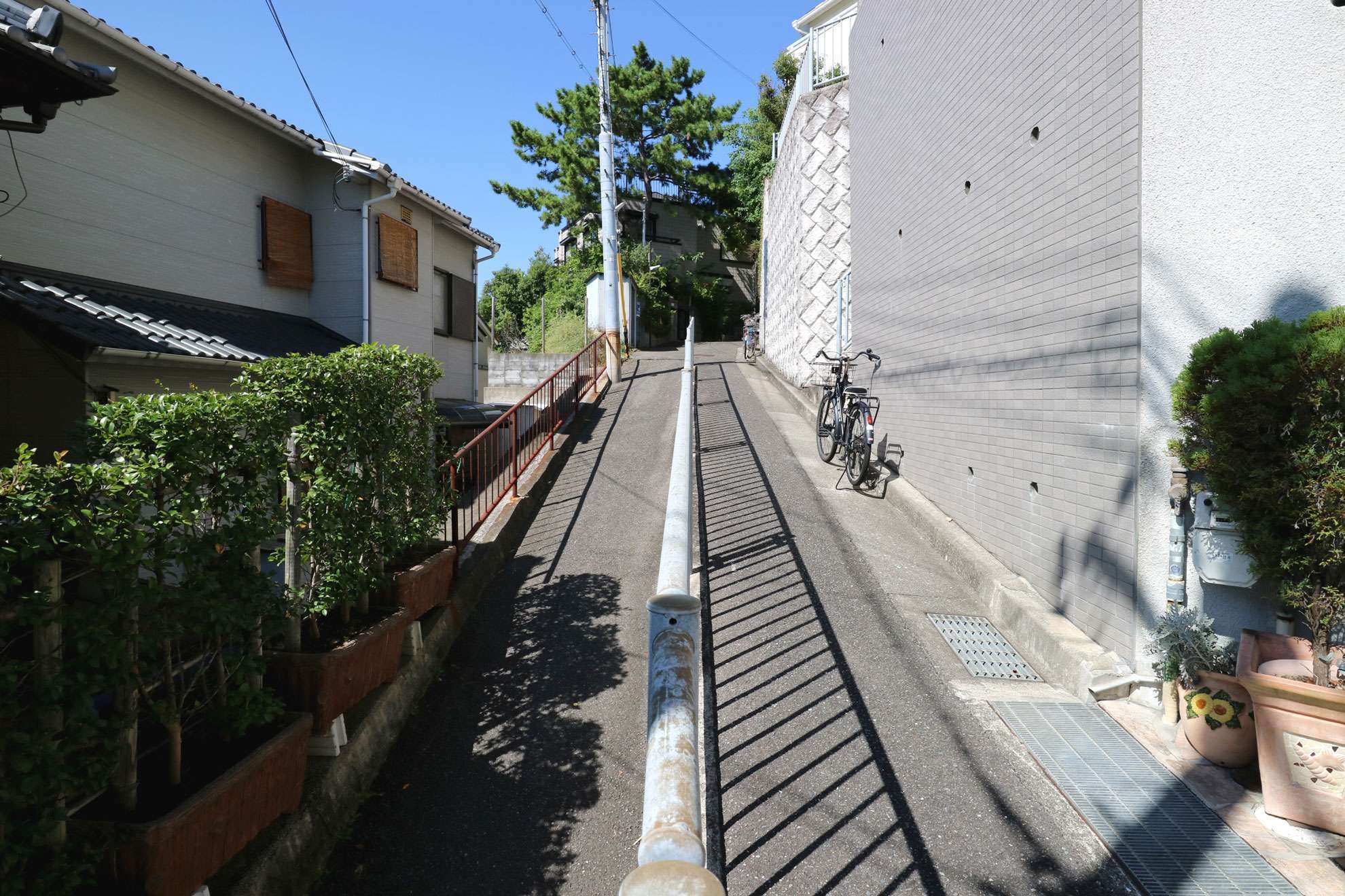 道幅は細くアップダウンもありますが、閑静な住環境が魅力です。