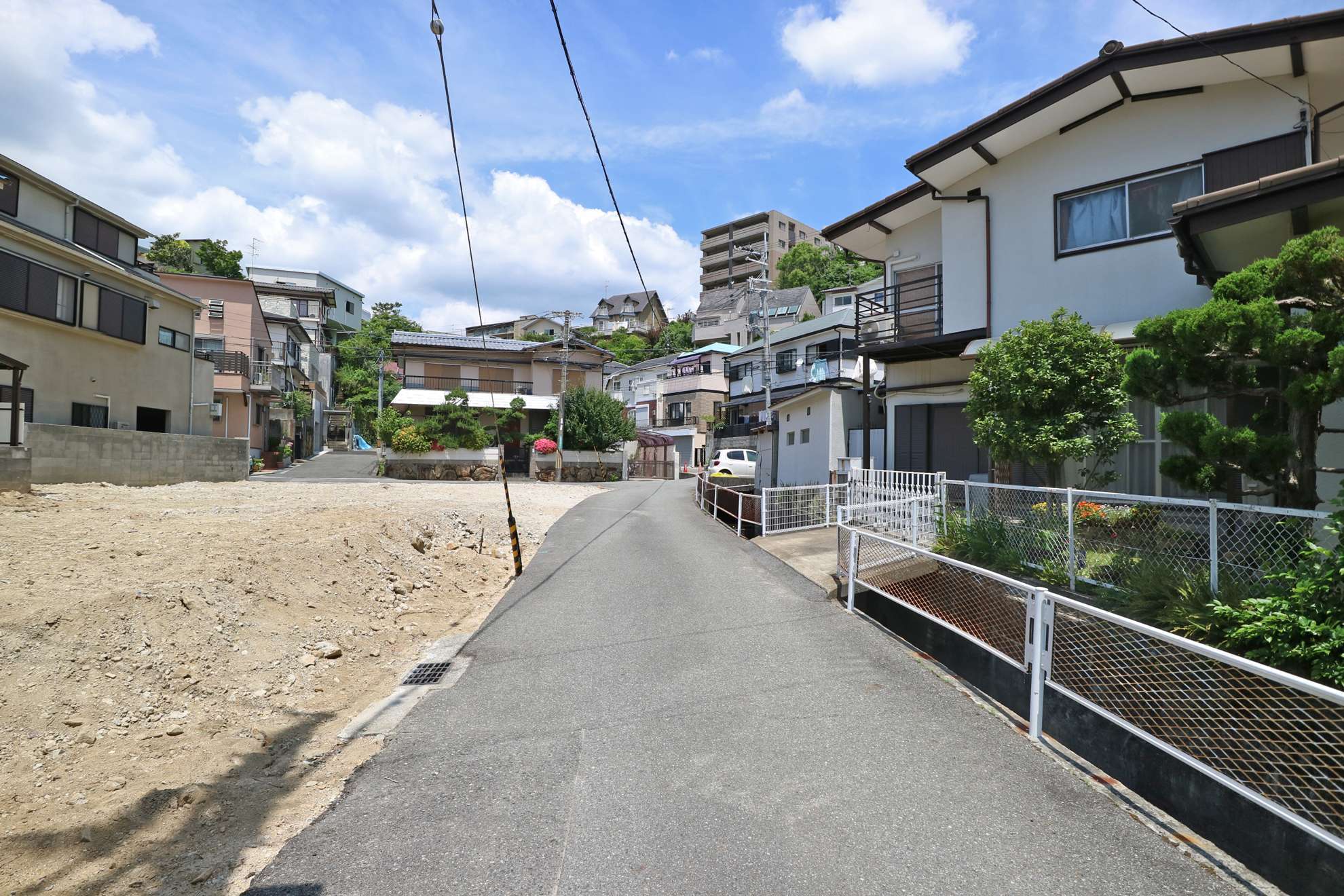 駅から離れるにつれアップダウンがあり、一戸建てやマンションが並ぶ閑静な街並みが広がっています。