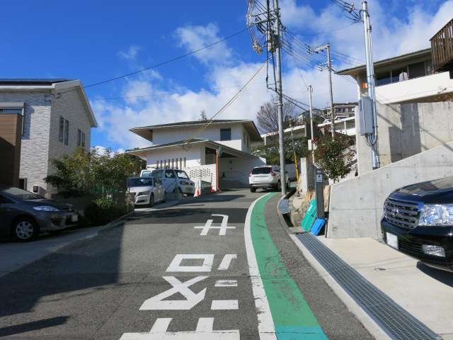 高台のため、勾配の急な坂道が多くあります。自転車での移動は不向き。