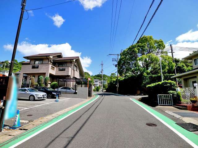 敷地の大きな一戸建てやマンションが並ぶ閑静な住宅地。