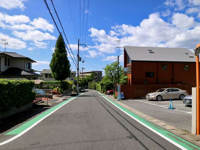 高台に建ち、アップダウンのある地勢で、カーブや階段などが多くある山手の街並みです。