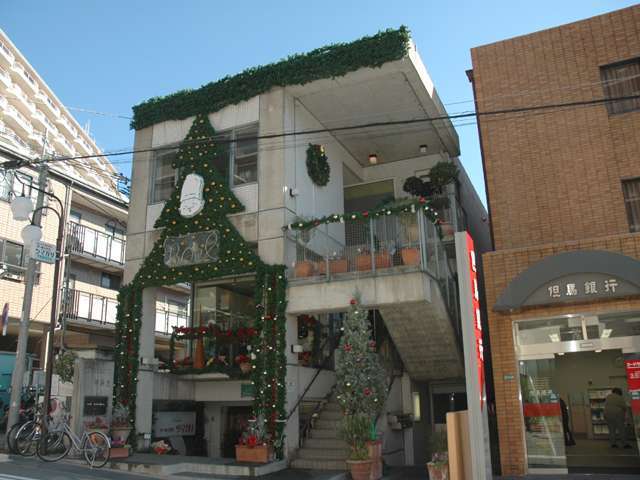 町の南側にある、『ケーキハウス ツマガリ』。阪急甲陽線「甲陽園」駅から徒歩2分、四季折々の風景が美しいケーキハウスです。