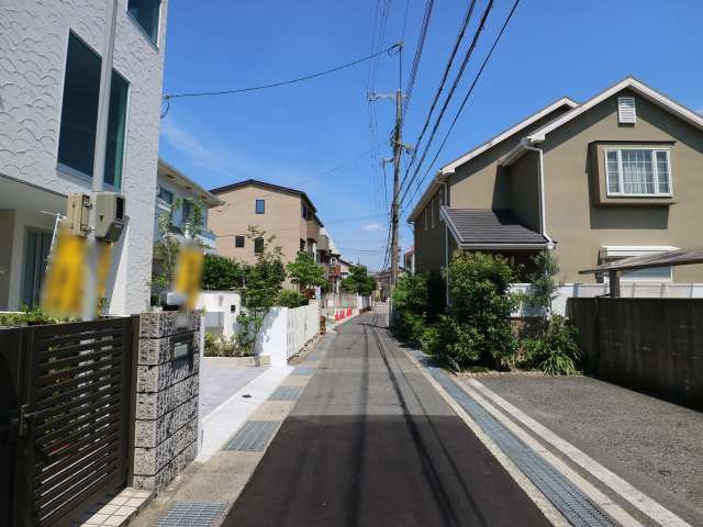 マンションや一戸建てが混在する住宅地。