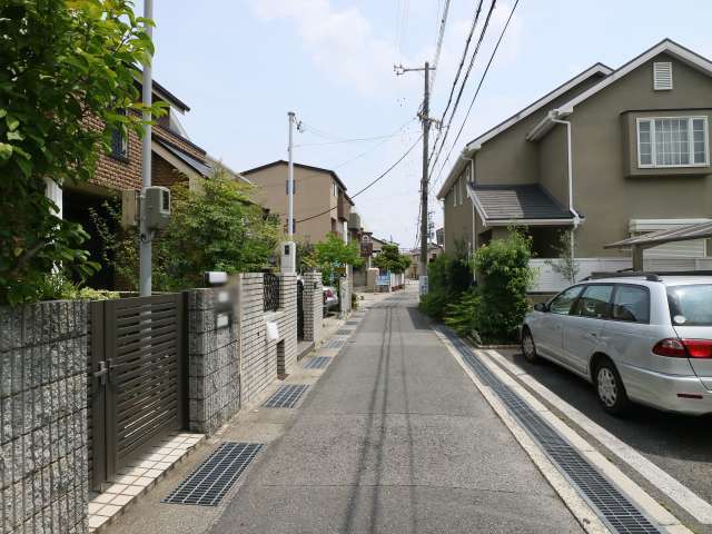 地勢は平坦、道幅は狭いですが、落ち着いた雰囲気の街並みです。