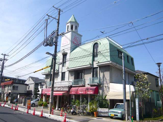 『パティスリー ベルン(甲東園店)』は、ヨーロッパの民家のような、可愛らしい外観。地元甲子園をモチーフにした銘菓も多数あります。