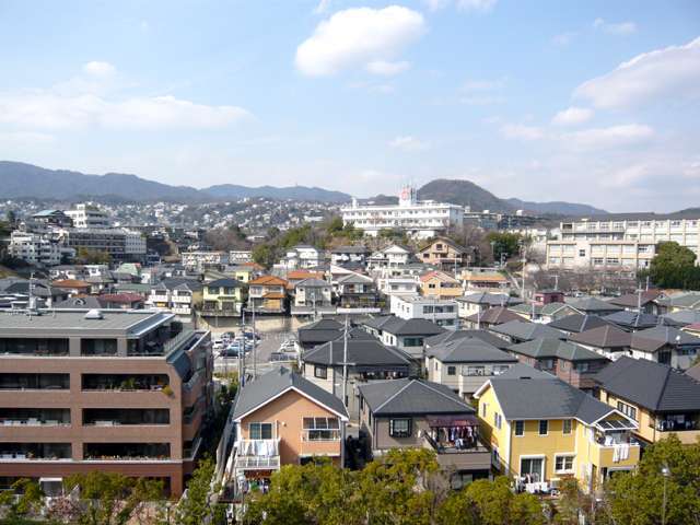 一戸建てが中心に立ち並ぶ、緑豊かな住宅地です。