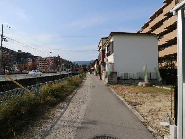 町の南側を東川が場がれています。