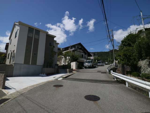 坂道が多いですが、自然林に囲まれた緑豊かな住環境が魅力です。