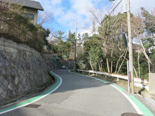 カーブになった道が続きます。