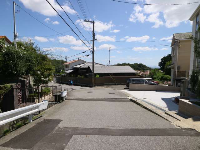 敷地の広い一戸建てが多く立ち並んでいます。