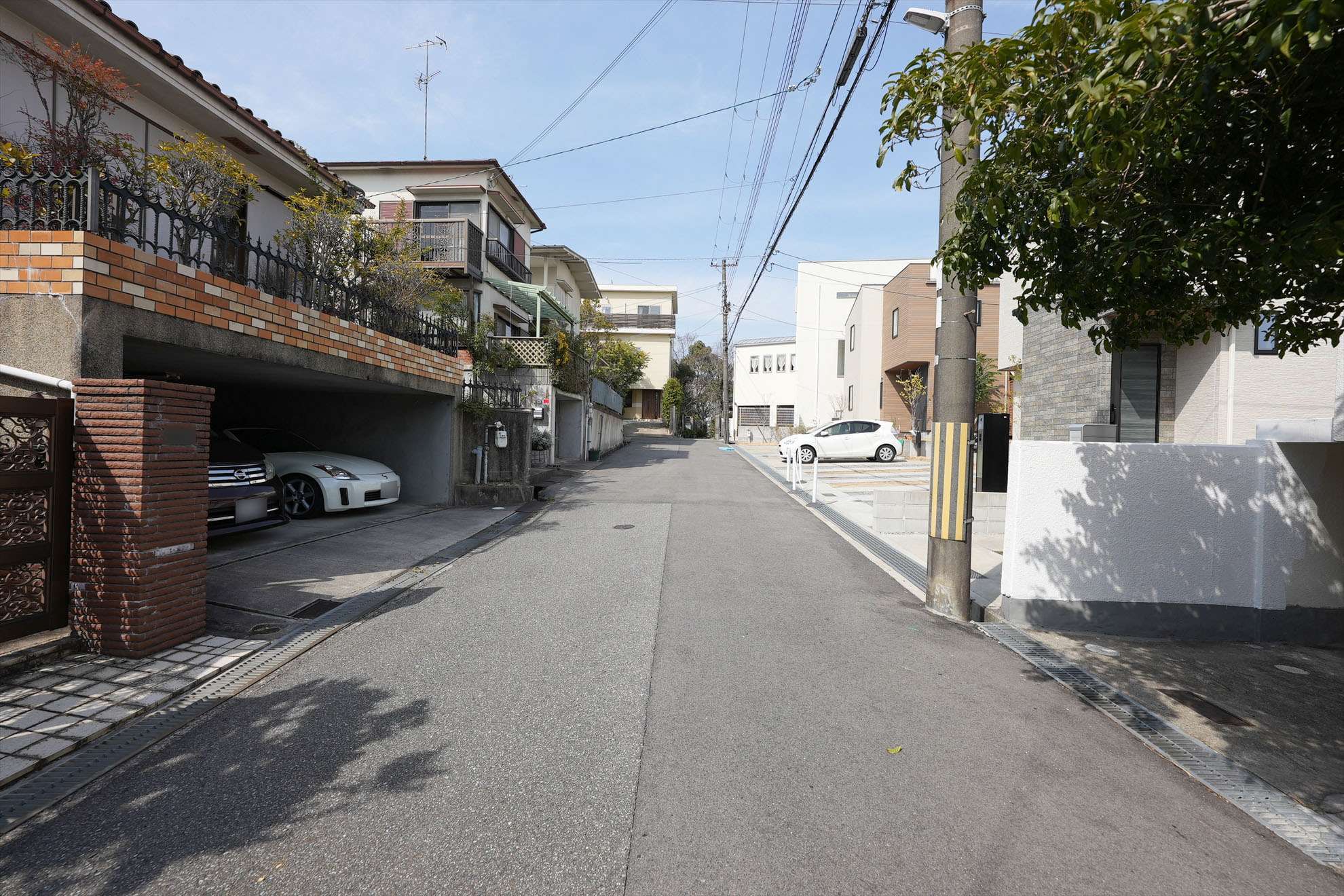 敷地の広い邸宅が多く並び、緑豊かで閑静な住環境。