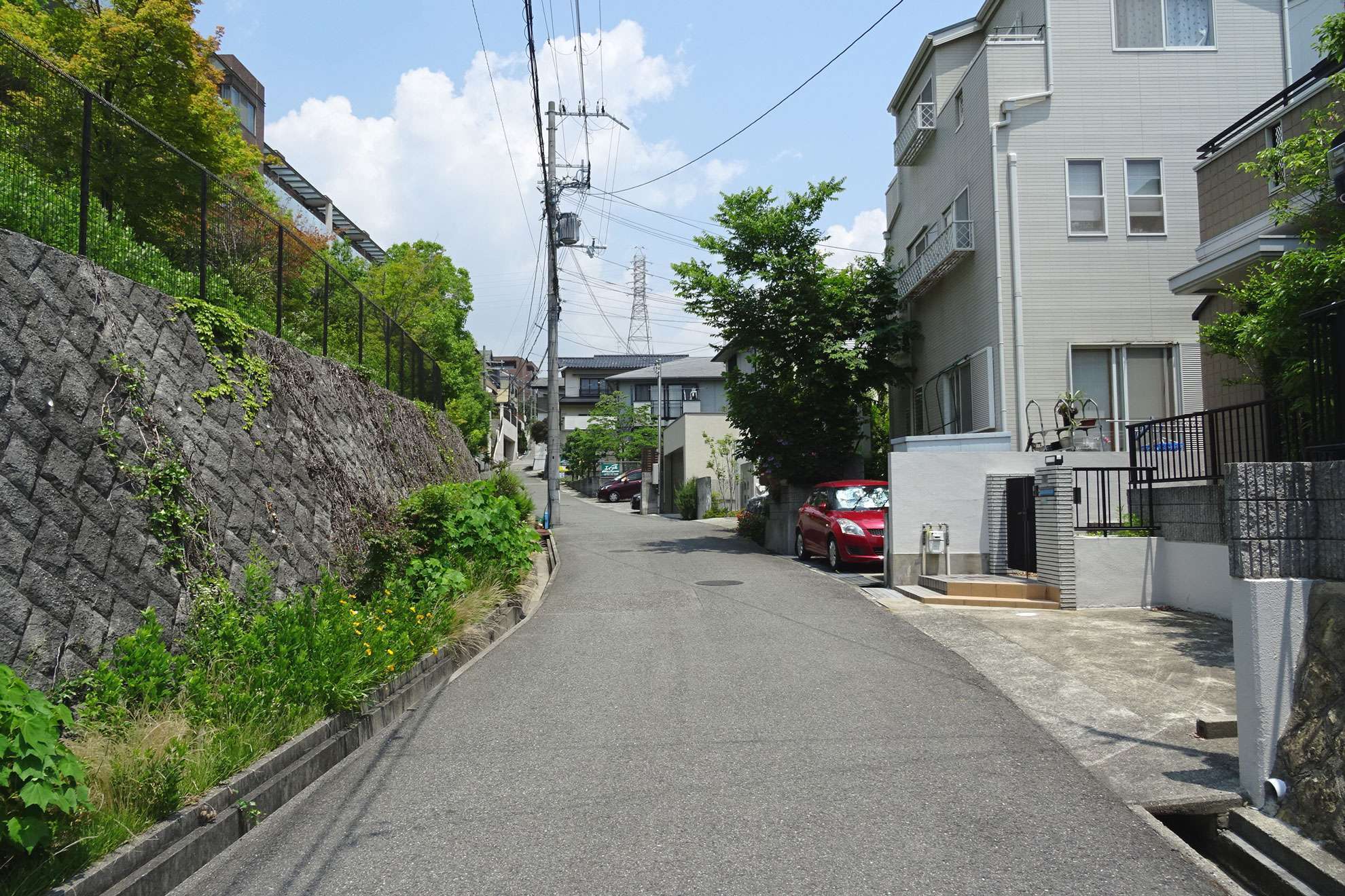 一戸建てやマンション、ハイツなどが混在し、すっきりした印象の街並み。