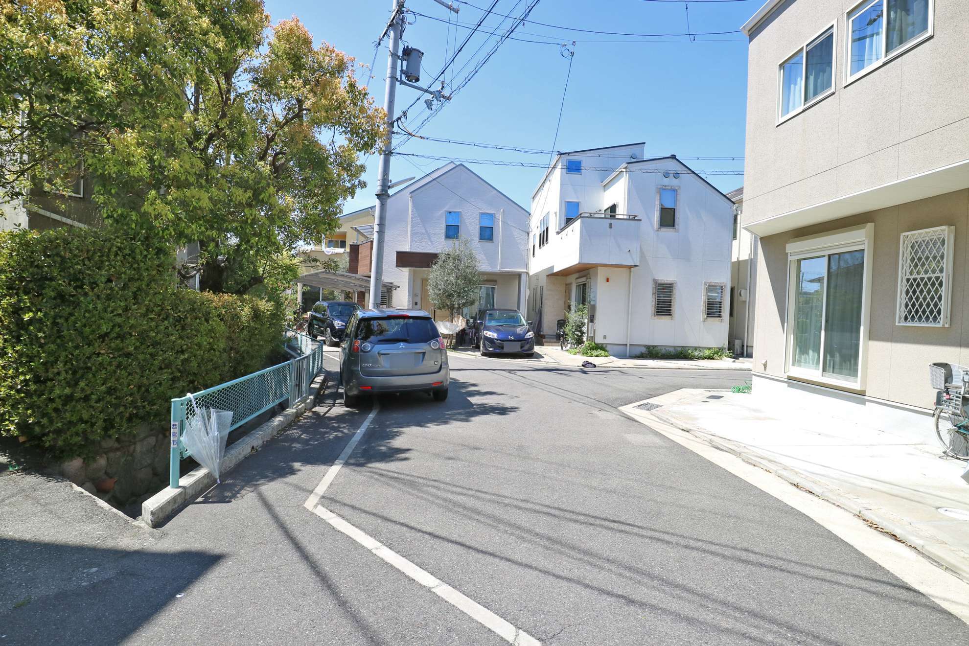 道から一本中に入ると道幅は狭く入り組んでいますが、緑豊かな『高木公園』や教育施設に近く、子育てにぴったりの立地です。