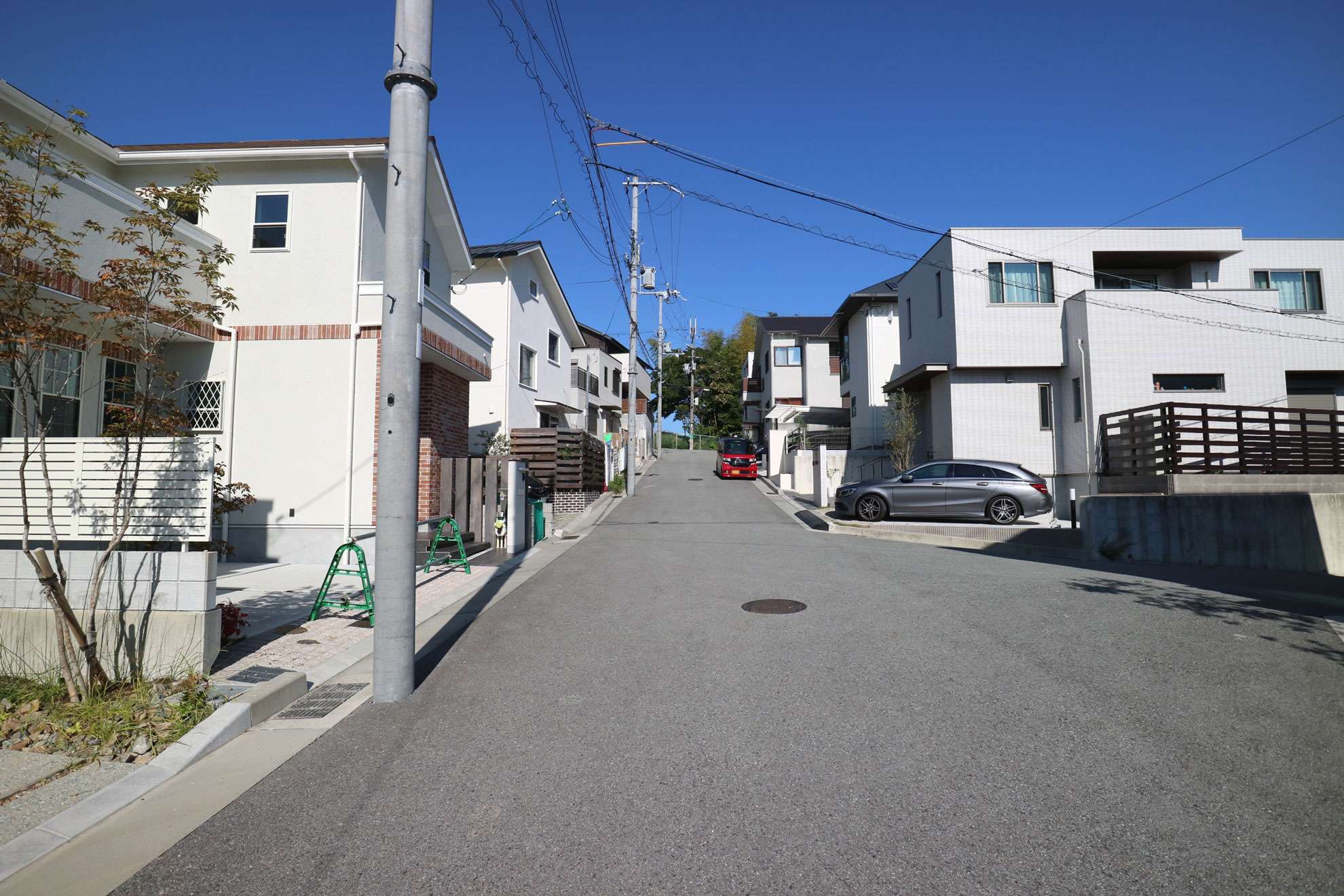 周りを緑豊かな山々に囲まれており、町中には傾斜があります。