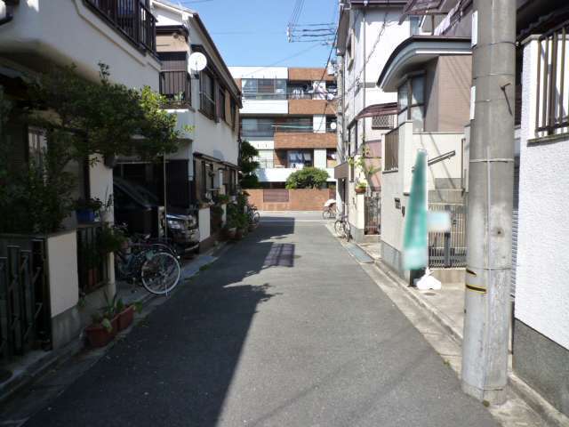 一戸建てや低層のマンションなどが中心に立ち並んでいます。区画の整った街並みで、地勢は平坦。