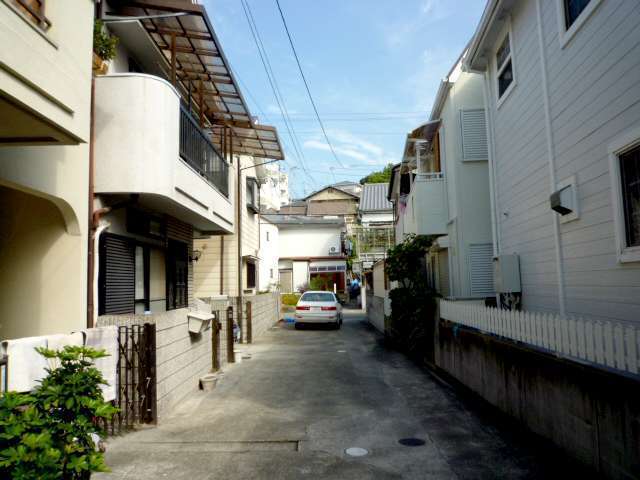 町の大半が第1種中高層住居専用地域に指定され、一戸建てやマンションなどが混在する街並み。