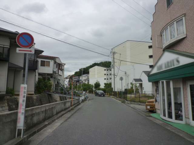 道幅は狭く、やや入り組んでいますが、閑静な住環境が魅力。