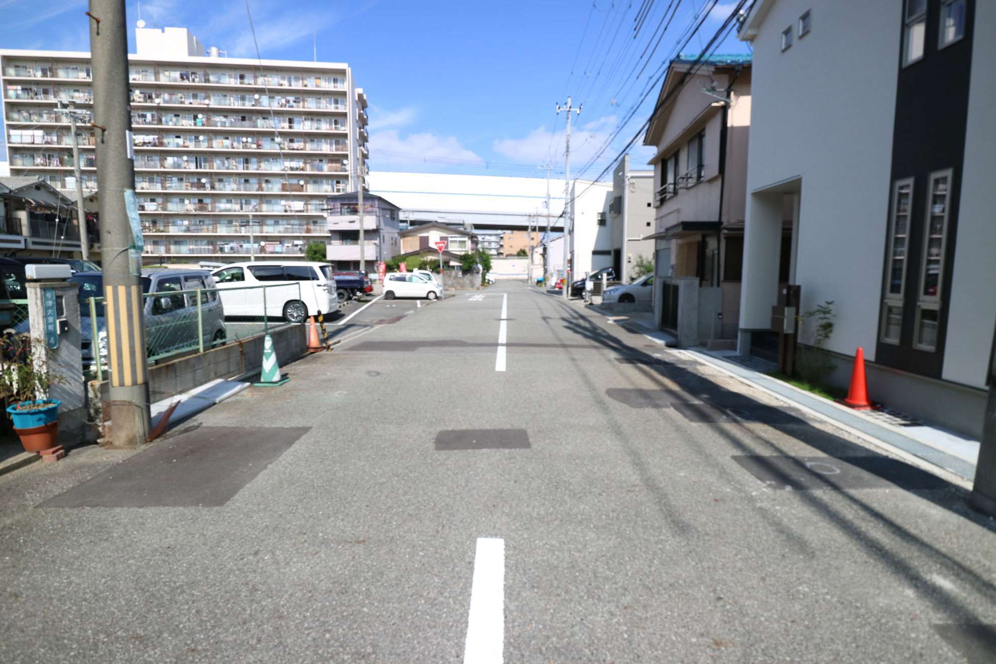 一戸建てやマンション、ハイツ、店舗など様々な建物が混在しています。