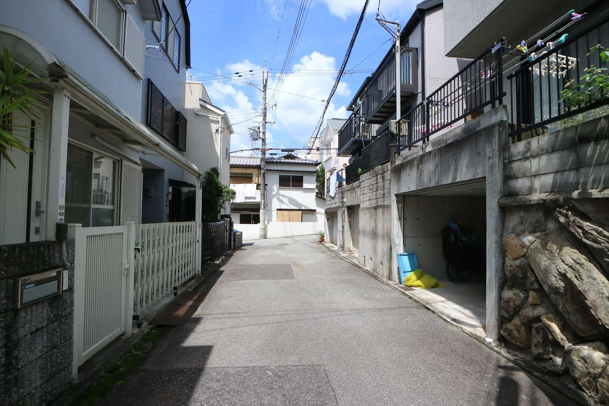 駅からの道のりはやや坂道になっています。