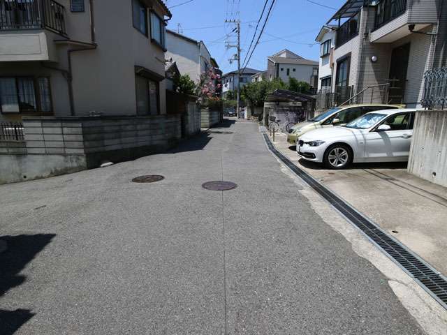 一戸建てが中心で、一部マンションが立ち並ぶ町です。