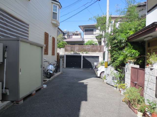 緩やかな南斜面地のため日当たりの良い街並みです。