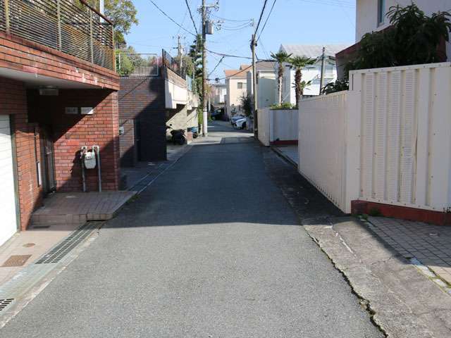 道幅がやや狭く、入り組んでいますが、落ち着いた雰囲気。