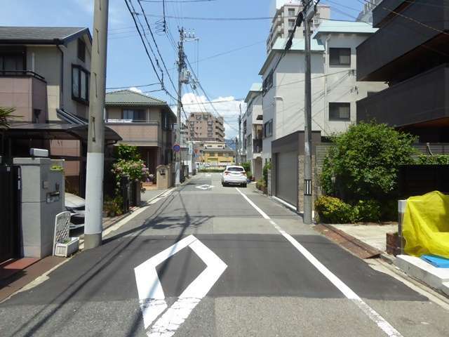 『甲子園洲鳥町』は一戸建てやマンション、ビルや店舗などが混在する街。