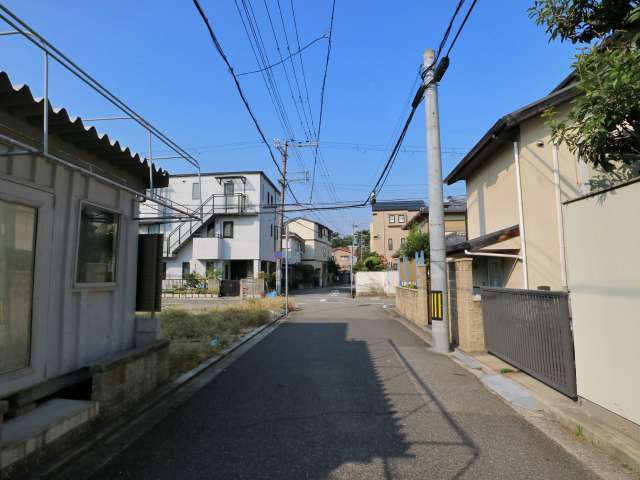 一戸建てとマンションが混在する住宅エリアが中心で、道幅のやや狭いところもありますが、地勢は平坦。