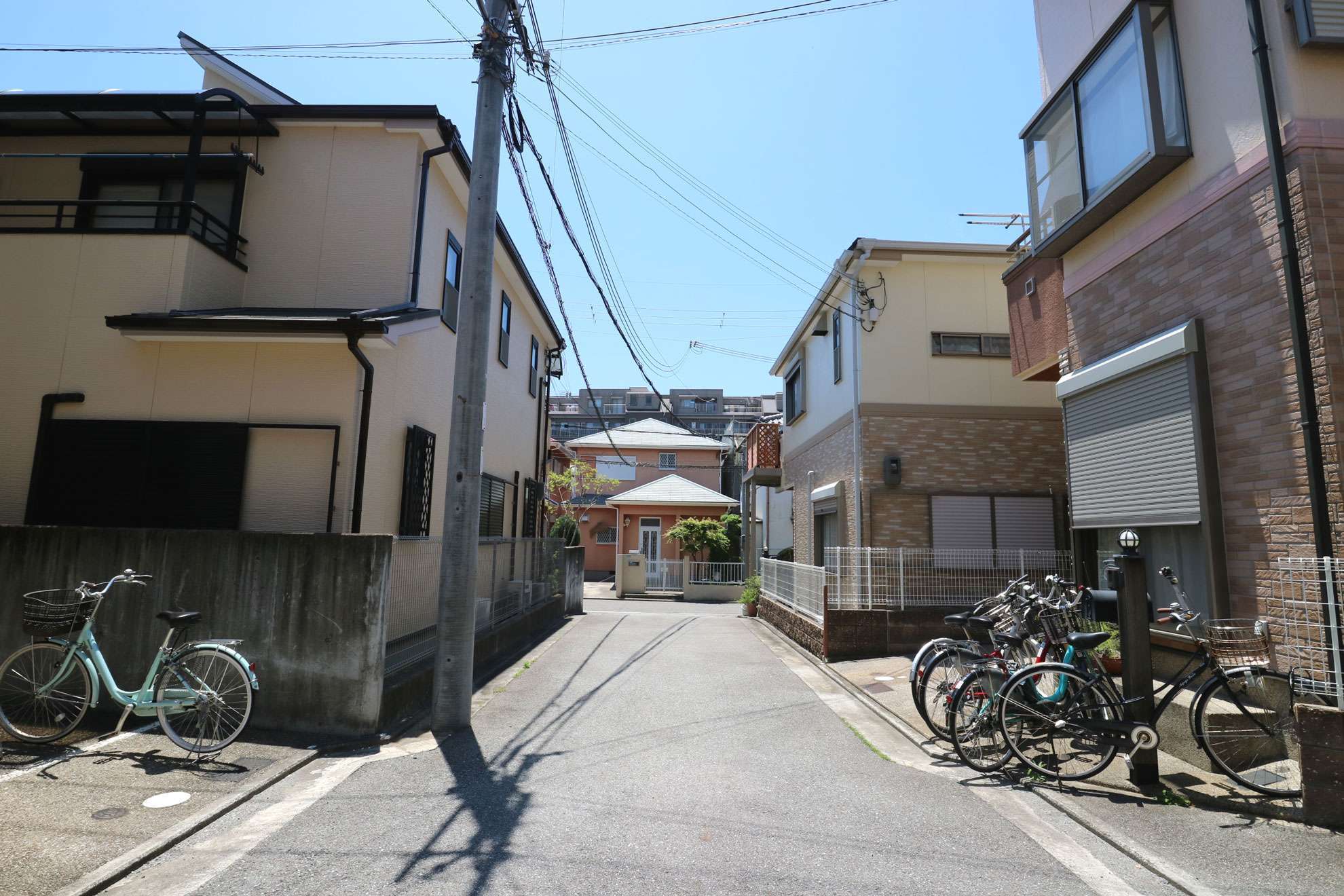 『泉町』はマンションと一戸建てが混在する住宅地。